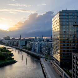 Vue extérieure de la tour Roots dans le quartier de Hafencity au crépuscule