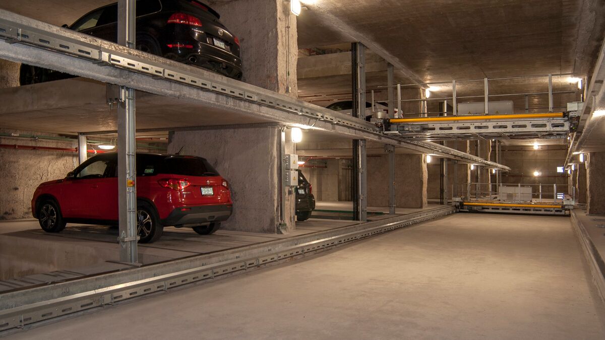 Auto geparkeerd op een parkeerpallet in een rekparkeersysteem