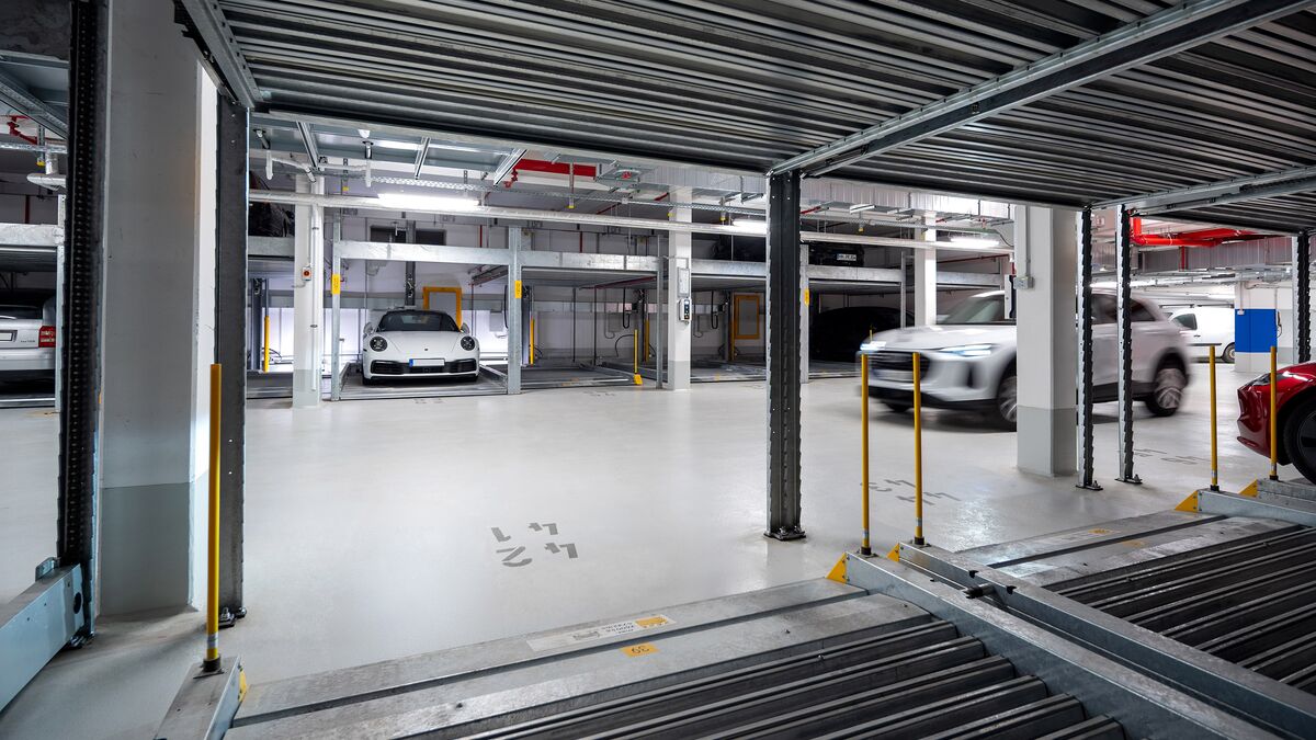 Vue depuis le système de stationnement, donnant sur l'allée du parking souterrain