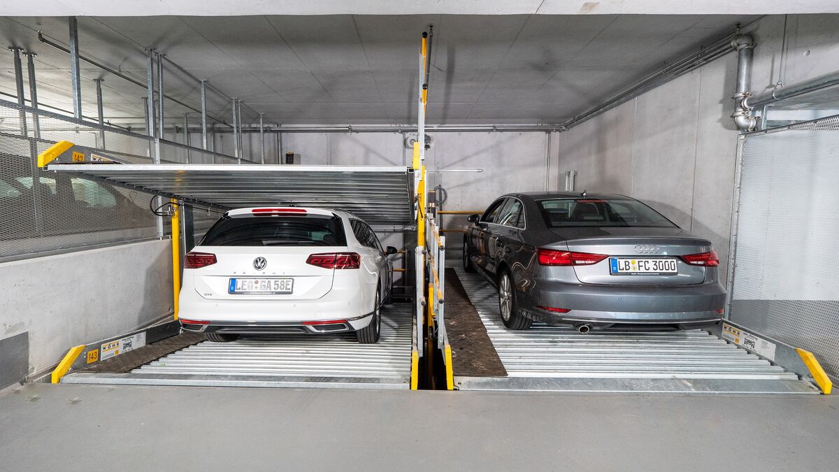 Les voitures sont garées dans un système de stationnement