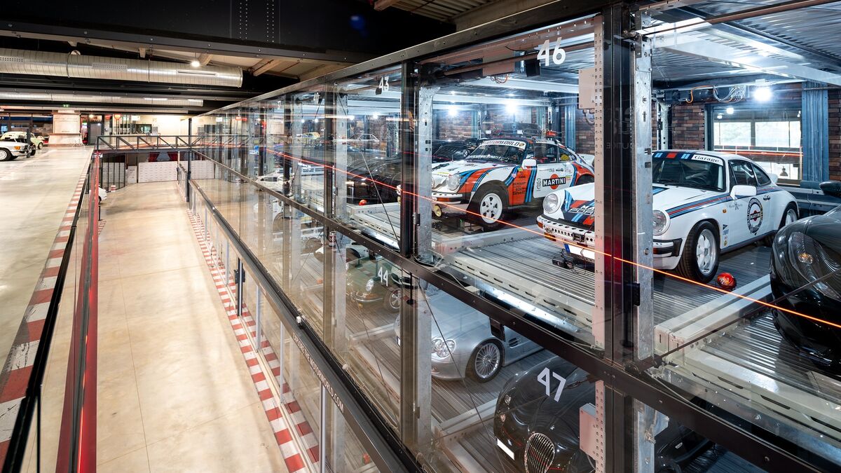 Vue en perspective du système de stationnement du Motorworld de Majorque, avec des voitures