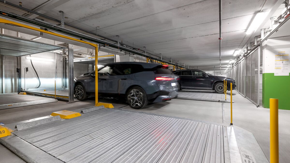 Un véhicule monte sur la plateforme du WÖHR Combilift 552, tandis que les plateformes de stationnement 601 sont visibles au premier plan.