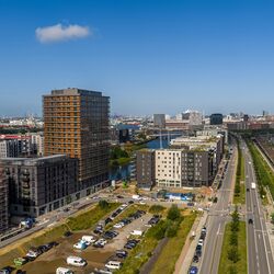 Vue extérieure de la tour Roots dans le quartier de Hafencity à la lumière du jour