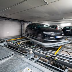 La voiture garée sur la plate-forme de stationnement est en train d'être tournée