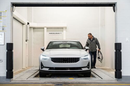 De afbeelding toont de overdrachtsruimte van een geautomatiseerd parkeersysteem waar het voertuig door de bestuurder wordt geparkeerd.