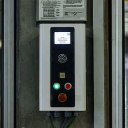 L’image montre un panneau de commande d’un système de stationnement.