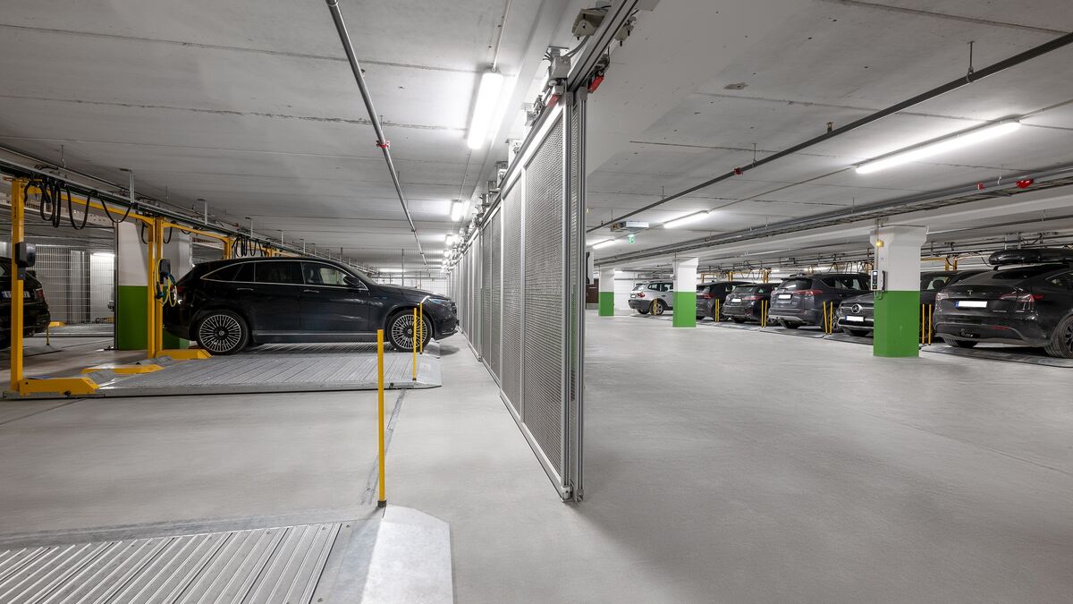 La plateforme de stationnement WÖHR 601 dans un parking souterrain accueille plusieurs véhicules sur des plateformes de stationnement mobiles afin d’optimiser l’utilisation de l’espace disponible.