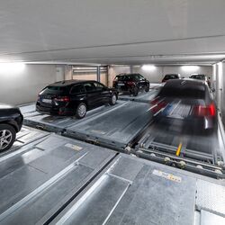 Voitures garées dans le système de stationnement du parking souterrain