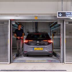 Dépôt du véhicule sur la plateforme de transfert du WÖHR Combilift 542/543 avant son stockage automatique dans le système de stationnement.