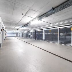Auto's staan geparkeerd in een parkeersysteem