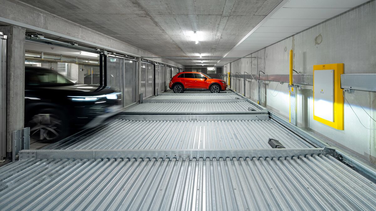 Une voiture entre dans le système de stationnement