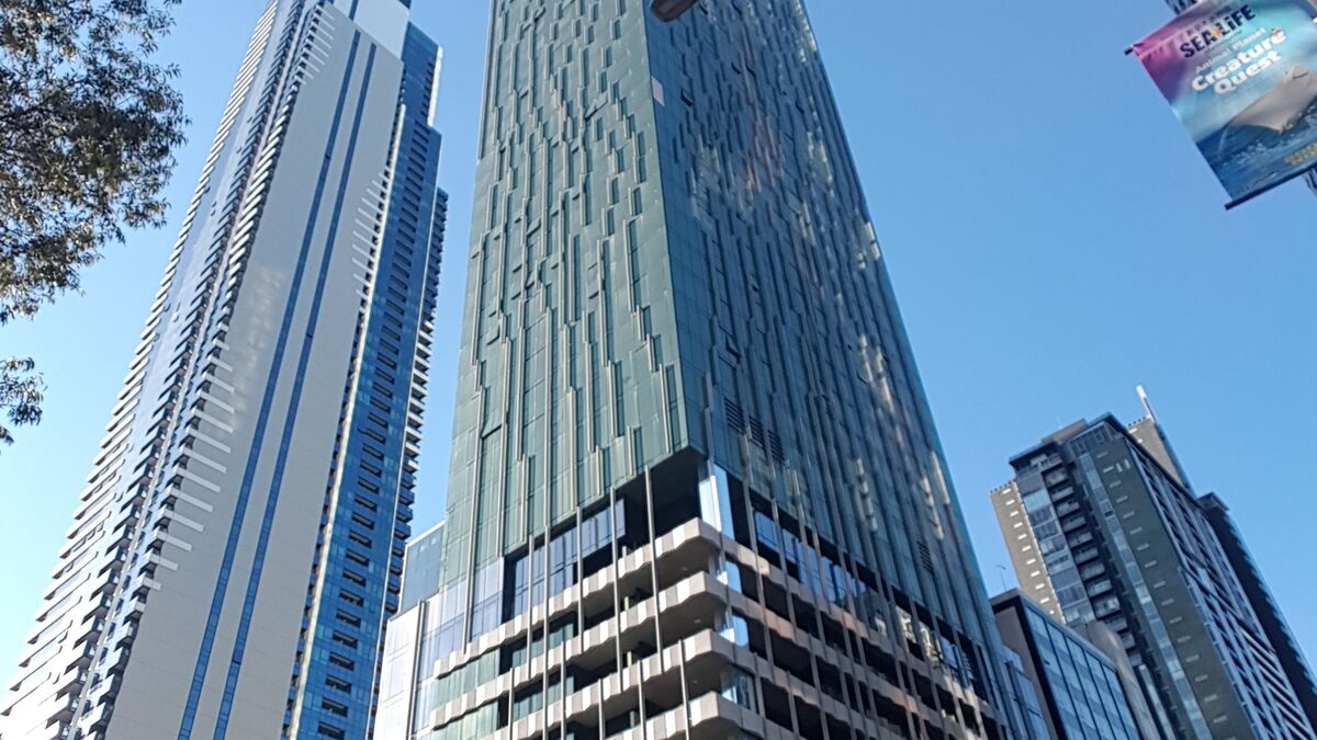 Vue extérieure du bâtiment Shadow Play dans le centre-ville de Melbourne