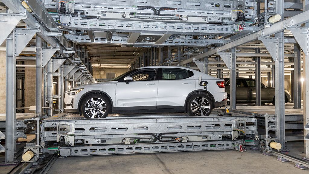 De auto staat op een parkeerplatform in een geautomatiseerd parkeersysteem.