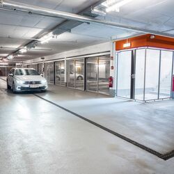 Les voitures sont garées dans un système de stationnement