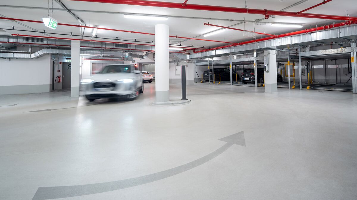 Voiture entrant dans le parking souterrain de l'immeuble