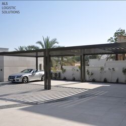 Un système de stationnement avec des voitures garées dessus