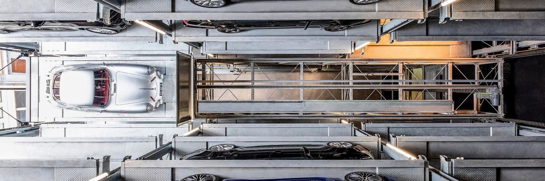 Vue intérieure du système de stationnement avec une voiture de sport garée