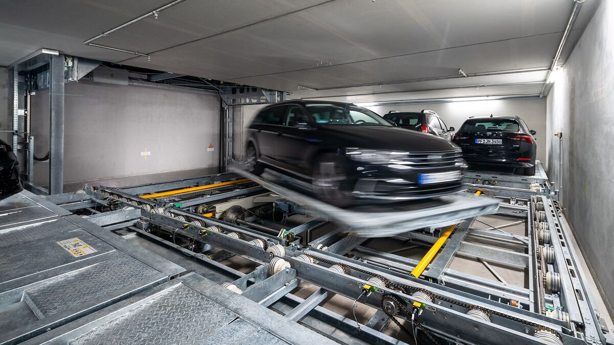 La voiture garée sur la plate-forme de stationnement est en train d'être tournée