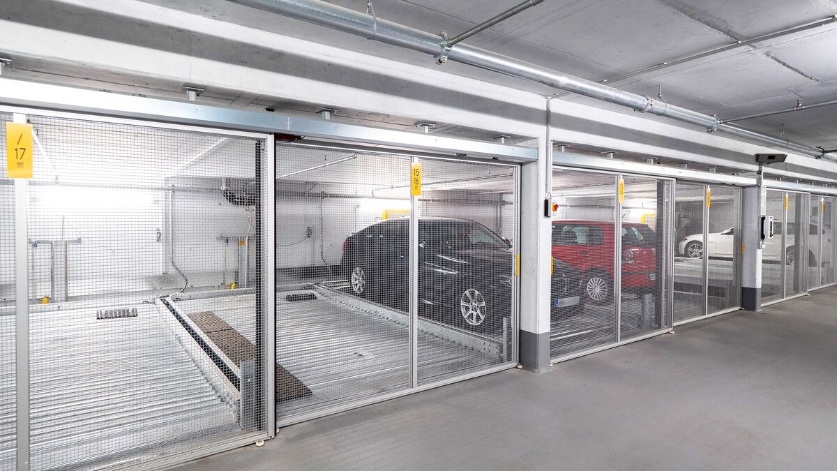 Auto's staan geparkeerd in een parkeersysteem