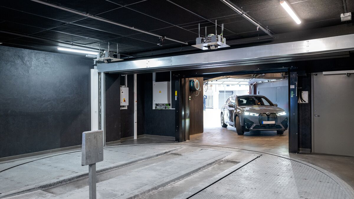 La voiture entre dans la cabine d'entrée du système de stationnement