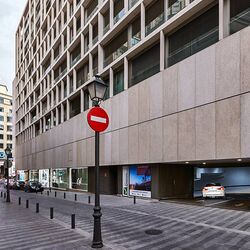 Immeuble à Madrid avec l'entrée du parking souterrain