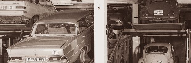 Deux parkings remplis de voitures datant de 1962