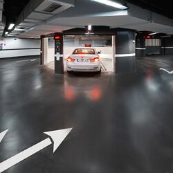 La voiture entre dans la cabine d'entrée du Parksafe