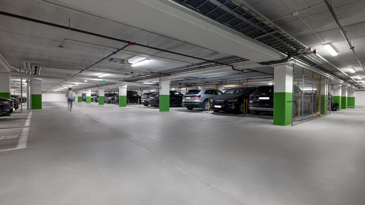 L’agencement du garage est mis en évidence. Le système de stationnement est visible au centre.