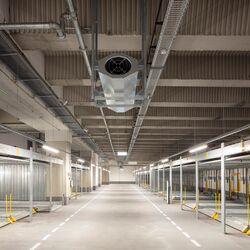 Vue d'ensemble des ascenseurs combinés WÖHR dans le parking souterrain (vue d'ensemble)