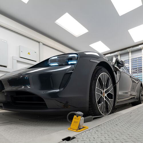 La voiture est garée sur une dalle de stationnement