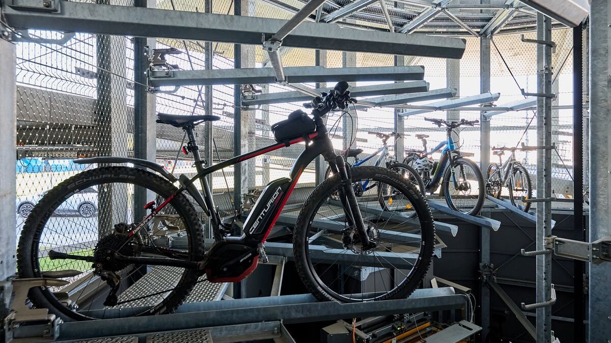Vélo sur un rail dans un système de stationnement automatique pour vélos