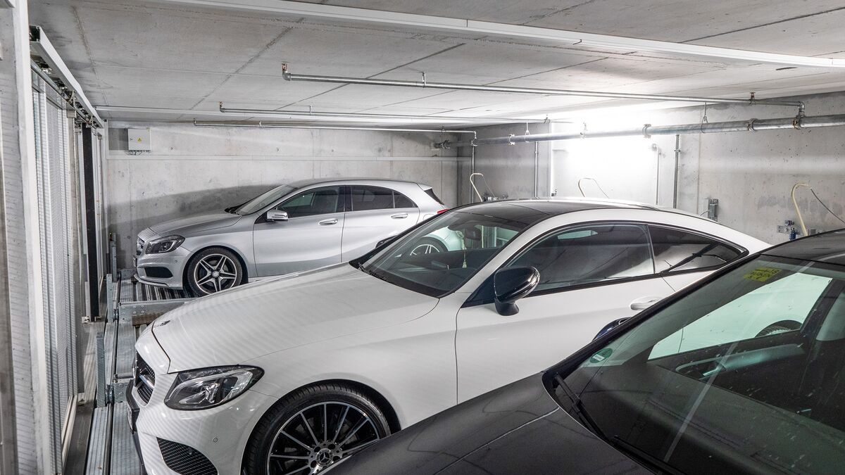 Auto's staan geparkeerd in een parkeersysteem