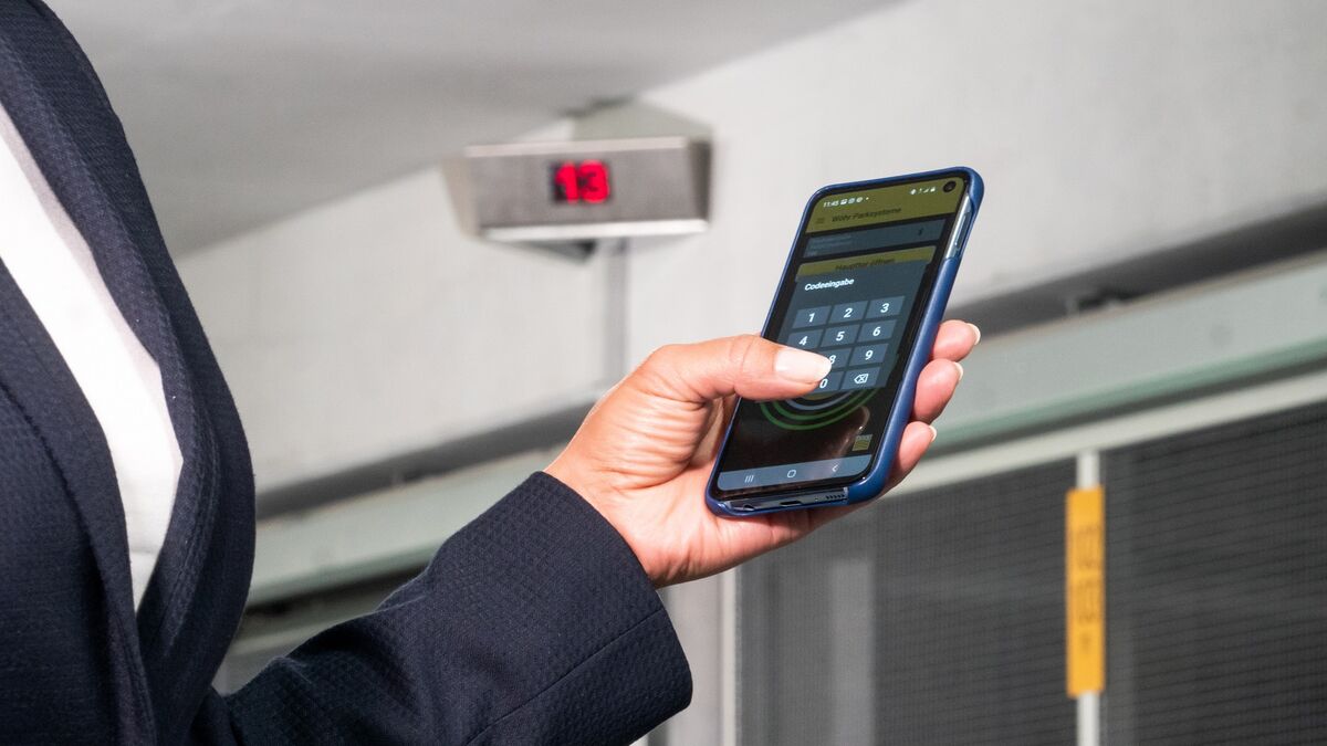 Un code est saisi sur un téléphone portable