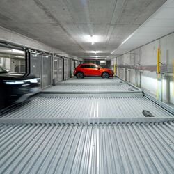 Une voiture entre dans le système de stationnement