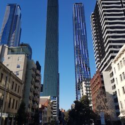Vue extérieure du bâtiment Shadow Play dans le centre-ville de Melbourne