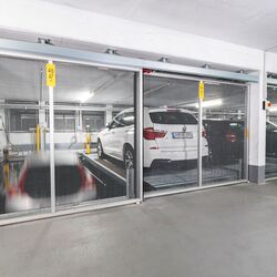 Une voiture est abaissée sur un système de stationnement
