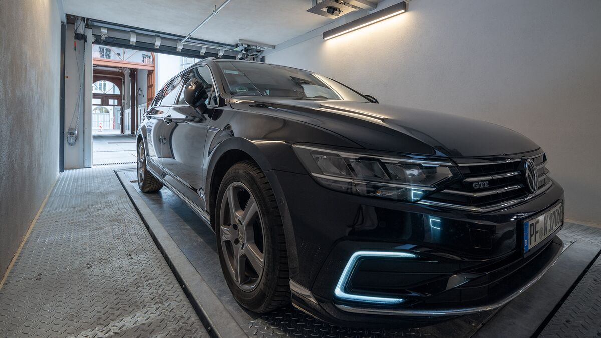La voiture est garée sur la plate-forme de stationnement dans la cabine d'entrée