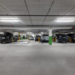 Les plateformes de stationnement 601 sont représentées vues de l’arrière.