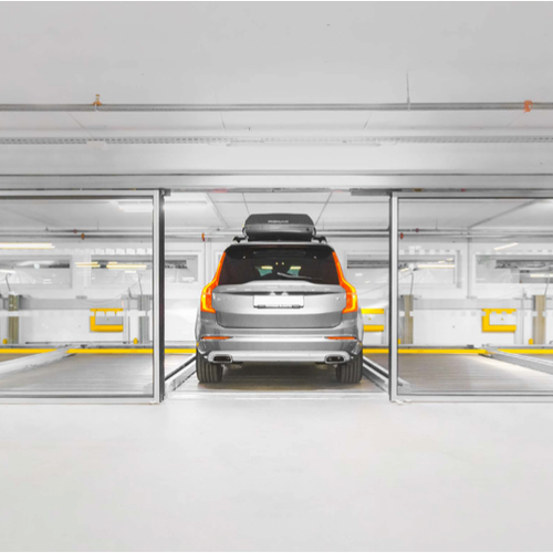 La voiture est garée dans un système de stationnement
