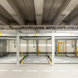 Vue de face du système de stationnement avec des plaques de stationnement coulissantes