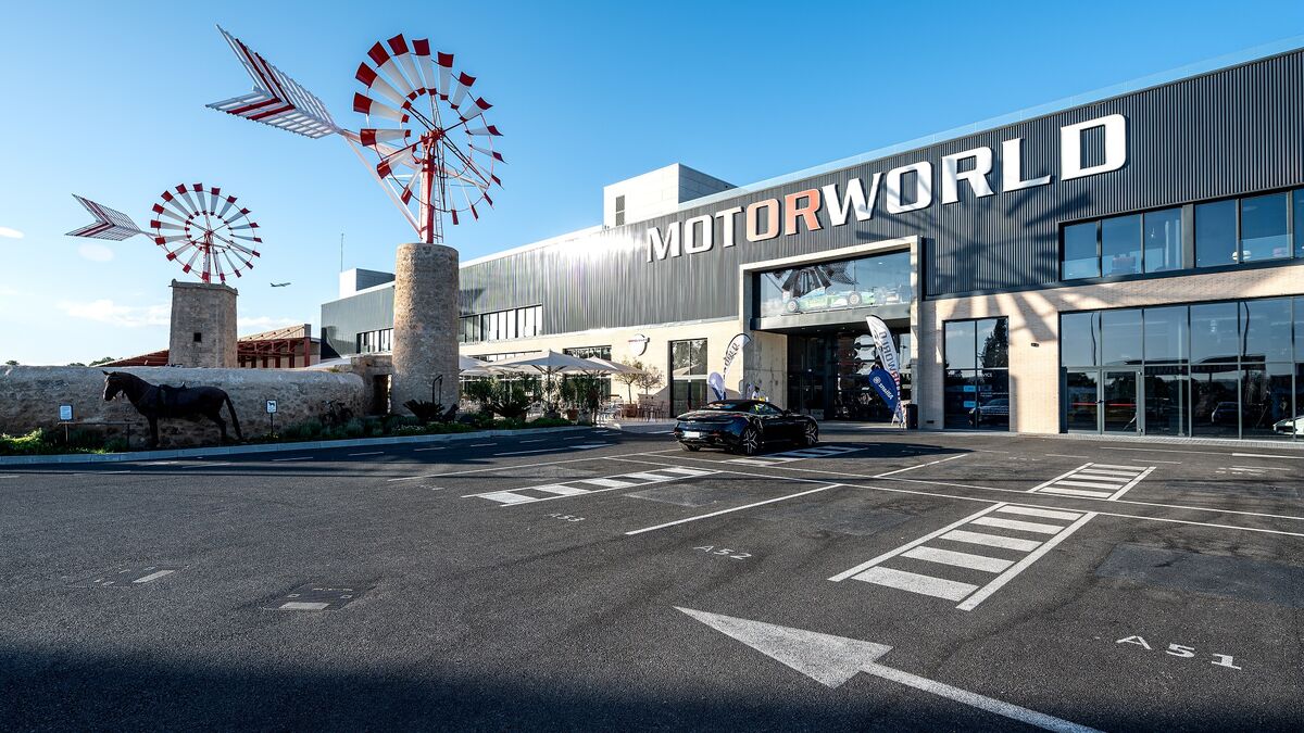 Vue extérieure du Motorworld Mallorca avec le parking situé devant