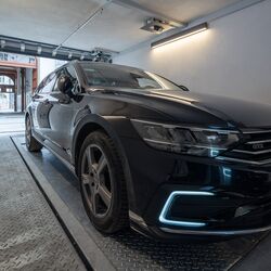 La voiture est garée sur la plate-forme de stationnement dans la cabine d'entrée