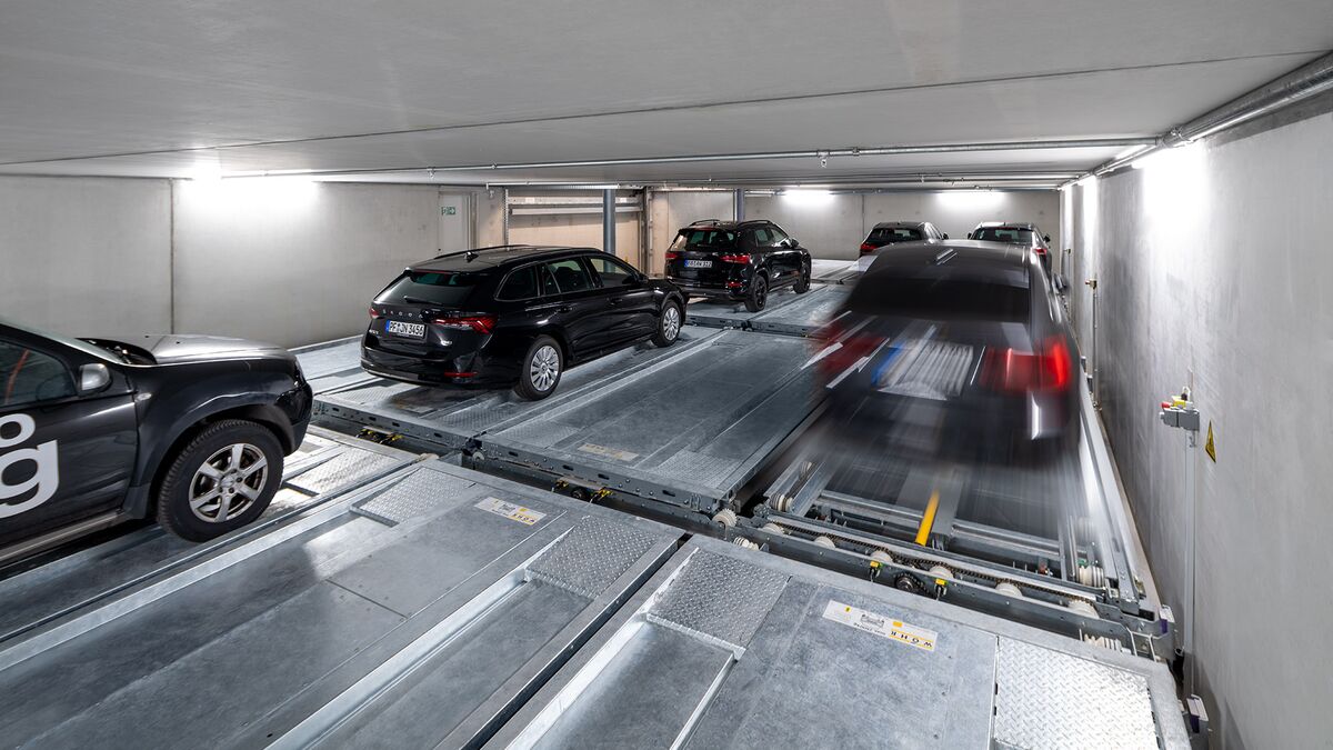 Voitures garées dans le système de stationnement du parking souterrain