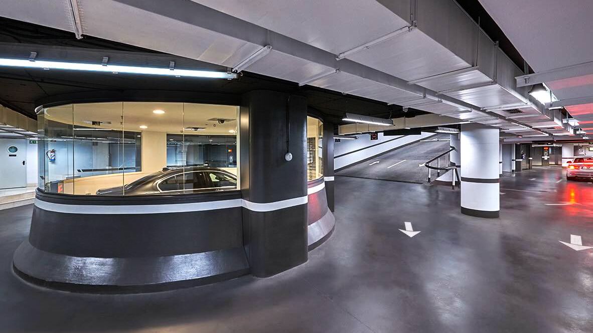 Vue d'ensemble du parking souterrain avec les systèmes de stationnement