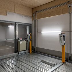 Des bornes de recharge électrique sont installées sur un système de stationnement