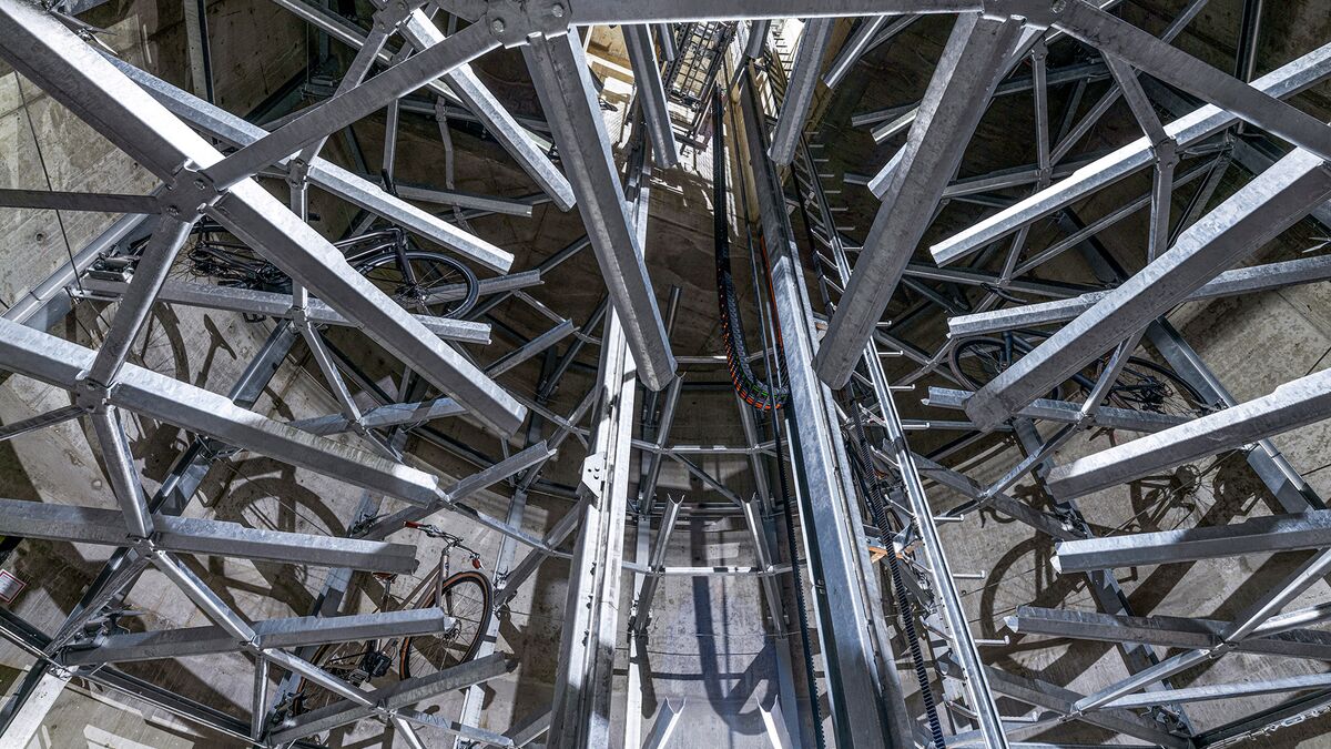 Rails à vélos à l'intérieur d'un système de stationnement automatique pour vélos