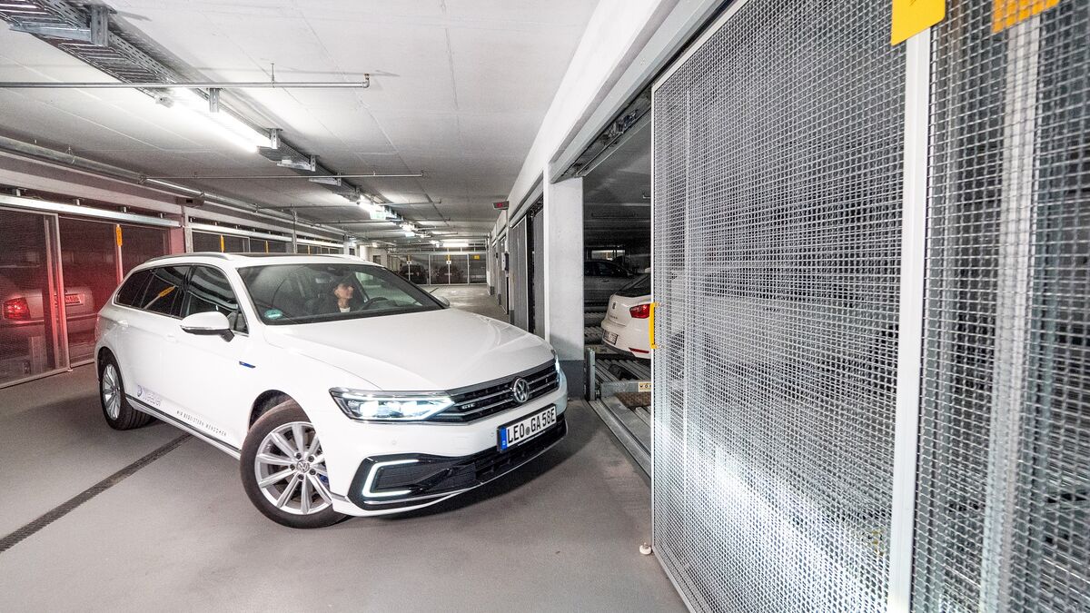 Een persoon rijdt een parkeersysteem binnen