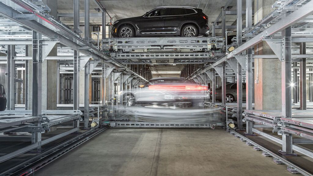De auto staat op een parkeerplatform in een geautomatiseerd parkeersysteem.