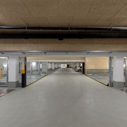 Vue d'ensemble d'un parking souterrain équipé de systèmes de stationnement