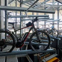 Vélo sur un rail dans un système de stationnement automatique pour vélos